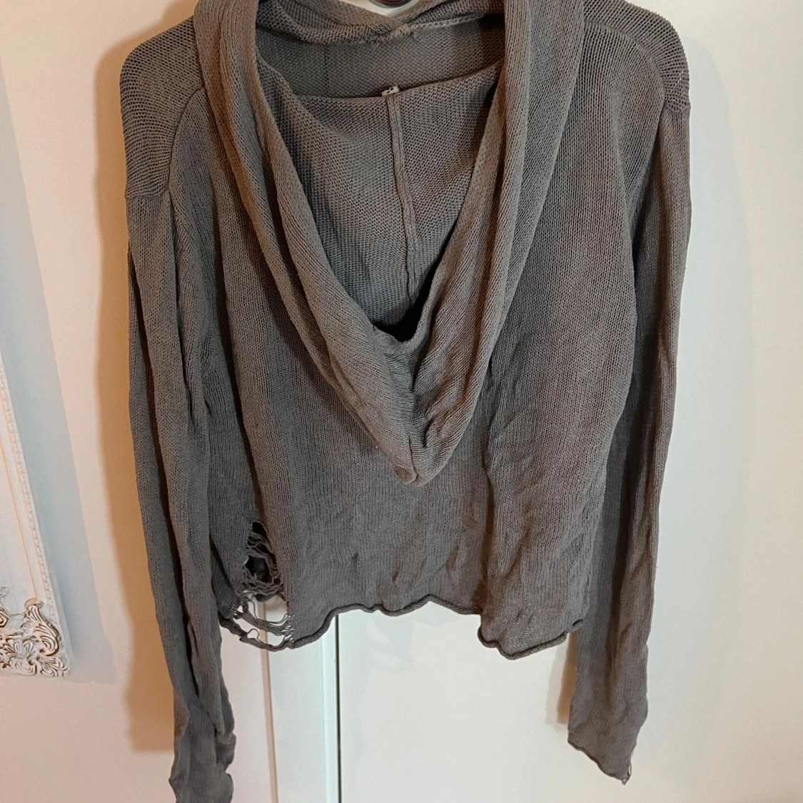 Grå stickad hoodie med lös passform - 1