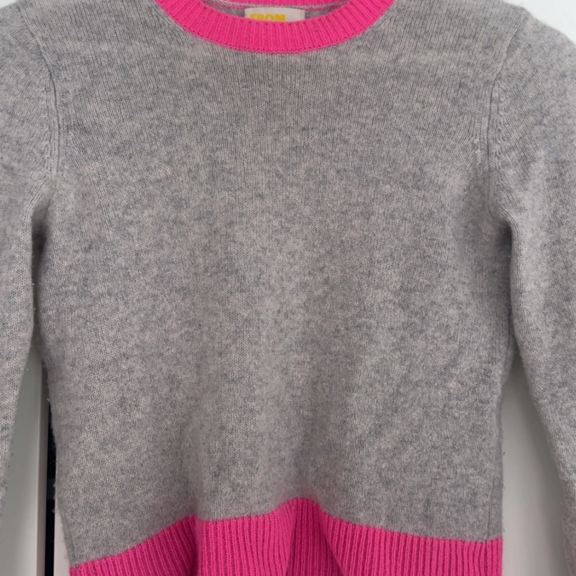 Grå cashmere tröja med rosa detaljer från FROM FUTURE - 1