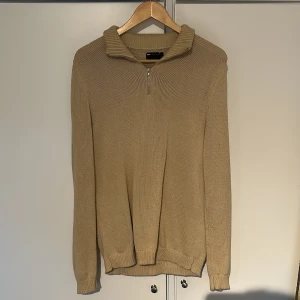 Beige stickad tröja med half zip  - Säljer en beige stickad tröja med half zip riktigt schysst färg på den, perfekt för sommarkvällar, hör av er för frågor 