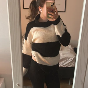 Svart och vit randig stickad tröja - Säljer en stickad tröja i svart och vit med breda ränder, jätte skön och bekväm 💘💘