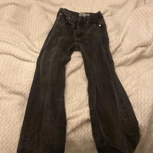Svarta jeans från Boulevard Star - Säljer ett par svarta jeans från Boulevard Star i klassisk modell. Jeansen har raka ben, fem fickor och normal passform. Perfekta till dig som gillar en enkel och tidlös stil. High waist 