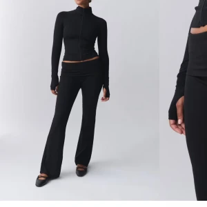 Yoga pants - Hör jätte gärna av er om ni skulle vilja ha fler bilder!! Ganska stor i storleken. Använda men inte så det syns. Testa lägga ett lägre prisförslag om ni tycker de för dyrt! Säljer även ett par svarta från Cubus i storlek 158/164, är ni intresserade är det bara att skriva så kan vi diskutera pris