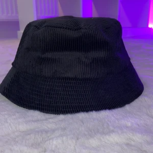 🖤 Svart bucket hat från Fashion Nova - one size - Denna hatt är helt oanvänd med lappen kvar jag har endast testat den! Superfin i mjuk manchester material.  🔹 Stilren & lätt att matcha 🔹 Snygg struktur 🔹 Aldrig använd  Perfekt accessoar till sommaren🌸 Hör av er vid intresse!