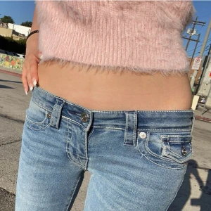 lågmidjade bootcut jeans - ett par exklusiva true religion jeans i modellen ’becca low rise’ som ja köpte i amerika förra sommaren, nypris ca 2200 kr på deras egna hemsida 💗 innerben ~ 84 cm midjemått: 34 cm (stretch)