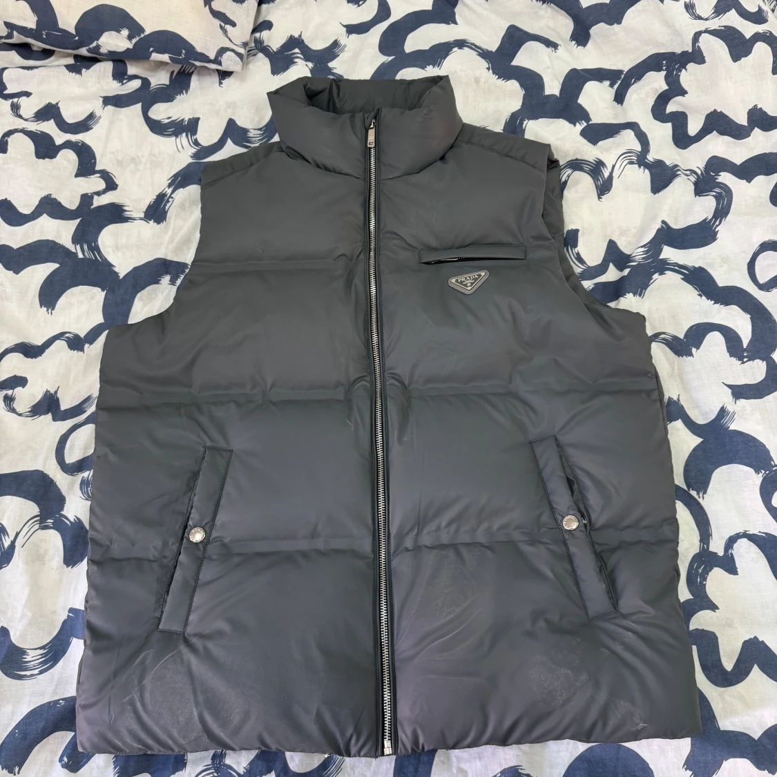 PRADA VÄST HELT NY 