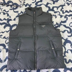 PRADA VÄST HELT NY  - PRADA väst storlek XL passar L ochså. Har haft på den 1 gång. 