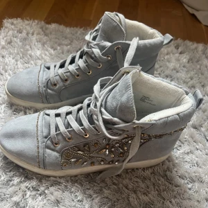Sneakers - Ett par ascoola sneakers. Använd fåtal gånger av tidiga ägaren, aldrig använt dem själv. Ska vara en 38 men känns som storlek 39! Säljer då de var för stora på mig. Unika och balla!💛💛💛