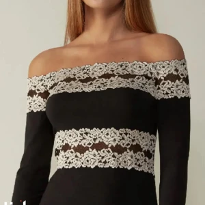 Intimissimi topp - Säljer den populära intimissimi tröjan med vita blommor i storlek m. Skulle säga att den sitter som ett mellanting mellan m och s!