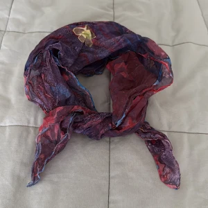 Blommig scarf - Used but in good condition 
