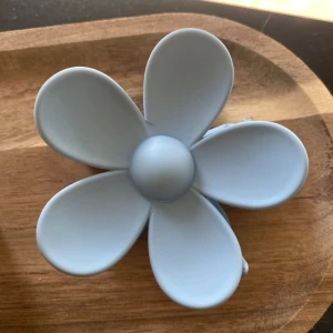 Söt hårklämma i form av en blomma🩵 - Söt hårklämma i form av en blomma🩵använt bara några enstaka gånger, som ny.