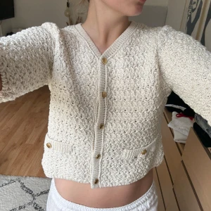 Zara kofta - Krämvit kofta med guld detaljer från zara. Storlek S, säljer då den inte passar mig! Helt ny med etikett kvar. Skriv vid frågor eller mer bilder!