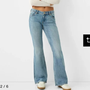 Ljusblå bootcut jeans från bershka - Snygga ljusblå jeans från bershka, storlek: 34xR, jeansen är flared och passar perfekt till sommaren. Nypris: 400kr, inga defekter