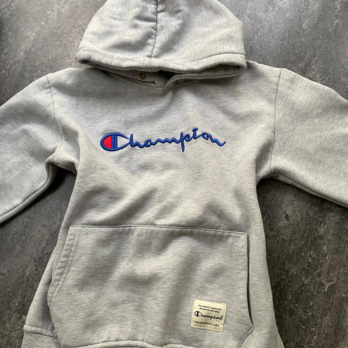 Grå hoodie från Champion