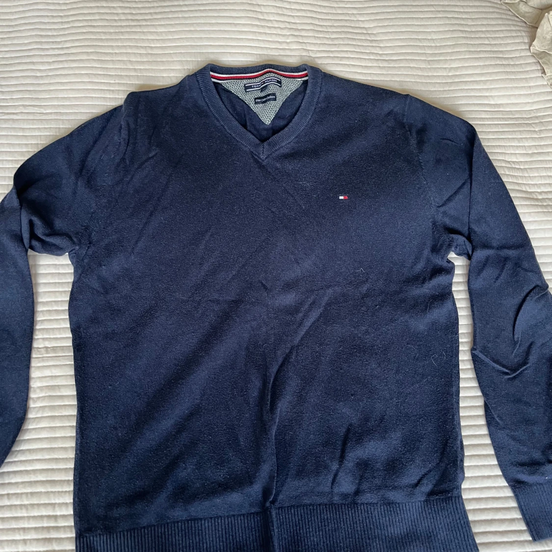 Mörkblå v-ringad tröja Tommy Hilfiger