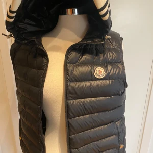 Moncler Väst - Storlek S/M lite större, passar dom som har M också med qr scan, skicka pm så förhandlar vi riktigt bra pris
