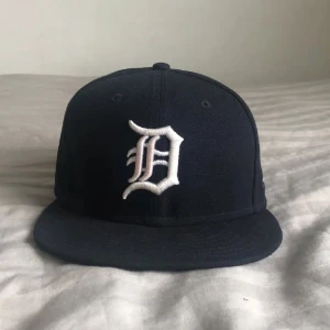 Mörkblå New Era Detroit Tigers keps - Mörkblå keps från New Era. Säljer pga att jag ej använder längre.