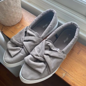 Beige slip-on sneakers med rosett - Jätte fina 