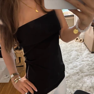 Svart tubtopp  - Tubetopp från Zara!! Litet hål vid sidan av tröjan som knappt syns och går snabbt att sy💓💓