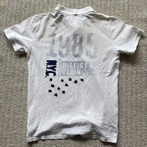 Tommy Hilfiger pike  - Riktig fräsch och snygg perfekt inför sommaren, passar dig som är 173-176 ish, lägg bud eller köp direkt!!!