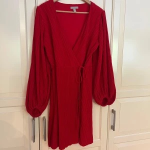 Röd klänning  - Röd omlottklänning från h&m. Använd 1 gång.