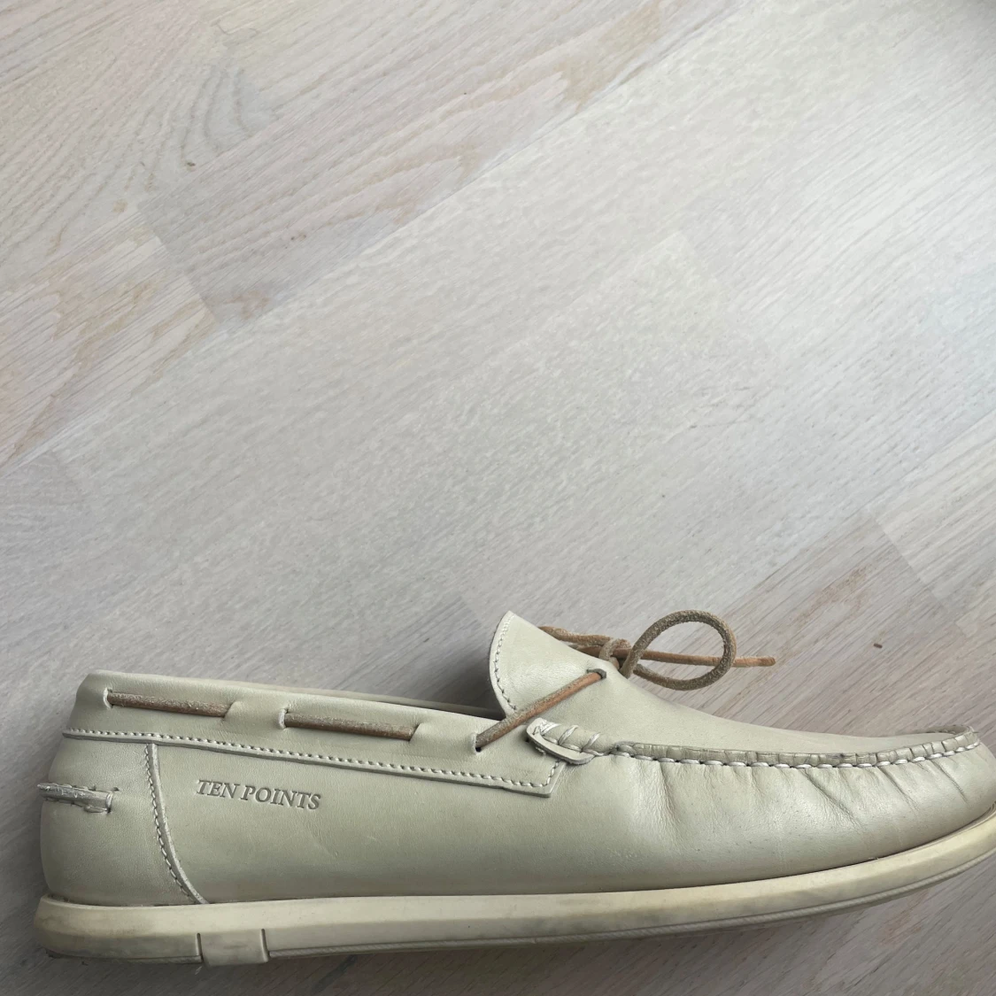 Beige loafers från Ten Points i skin