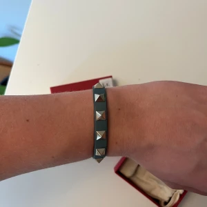 Valentino Armband - Tjena, säljer mitt Valentino armband . Väldigt bra skick och allt og tillkommer . Hör av er vid frågor. Inga byten