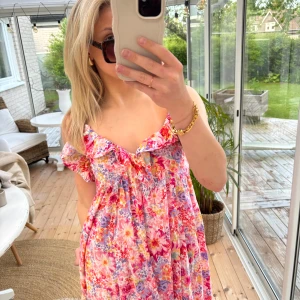 Sommarklänning med volang från HM - Säljer en söt blommig klänning med volang som knappt används💗 storlek Xs/S men passar även M!