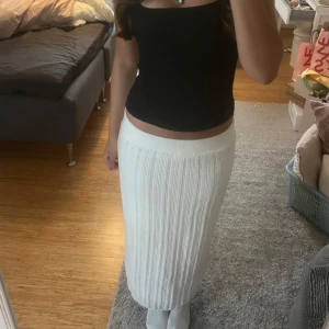 Vit långkjol - Säljer en superfin vit långkjol i stickat material med ribbad struktur🩷