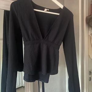 Topp/blus - Med knyt rosett i ryggen, endast använd en gång, storlek M men passar även mig som brukar ha S