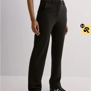 Svarta kostymbyxor  - Snygga svarta kostymbyxor med raka ben. VMZAMIRA straight pant från Veromoda.  Aldrig använda 😊stl M 32. Priset går att diskuteras!