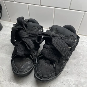 Lanvin Curb Sneakers - Lanvin curb sneakers använda o lite slitna, på vänstra skons plös har även en gummi detalj försvunnit. Size 43