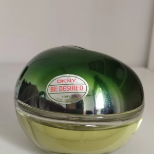 DKNY Be Desired parfym 100 ml - Fräsch parfym från Donna Karen New York, Be Desired. Flaskan rymmer 100 ml och har en modern, urban känsla. Perfekt för dig som gillar fruktiga och gröna dofter. Top notes are Violet Leaf, Grapefruit, Black Currant and Orange; middle notes are Cassis, Black locust, Jasmine and Turkish Rose Oil; base notes are Cedar, Amberwood and Cashmere Wood.