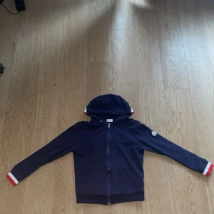Moncler hoodie cotton navy - Moncler hoodie jätte fin i jätte fint skick, knappt använd och passar både Xs och S. Tvättar den innan jag skickar den så den är ren tvättad. För mer frågor eller information skriv till mig privat.
