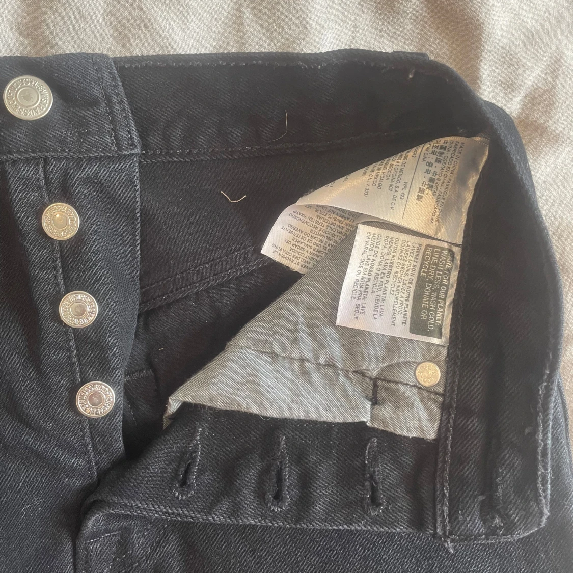 Svart jeanskjol från Levi's - 3