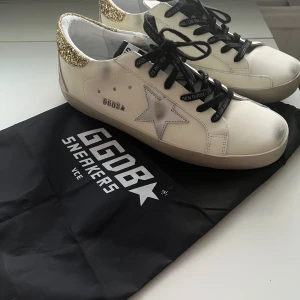Golden goose - Säljer dessa jättefina skor som jag köpte här på plick då de är förstora för mig. Det är helt i nyskick och det finns inga defekter. Är lite större i storleken. Hör gärna av er vid frågor och med prisförslag❤️