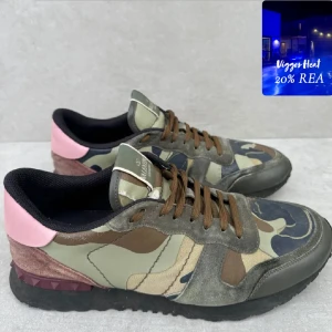 Valentino Rockrunner - ett par unika rockrunners || strlk 44 || skicket är 8,5/10 ( finns en liten defekt ) || inget medföljer || hör av er vid intresse! ( från 2049kr till 1639kr )
