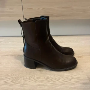 Bruna boots - Ett par bruna boots med medelhög klack. Så gott som aldrig använda, max 3 gånger. Köpta på Zalando.