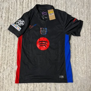 Barcelona T-Shirt ”Lamine Yamal” - Tjena! Säljer nu min Barcelona tröja. Skicket på tröjan är 9/10. Den är stolek S. Priset kan diskuteras👍. Vid fler frågor/bilder är det bara att höra av sig 👍👍