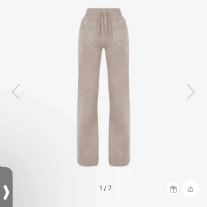 Beige mjukisbyxor från Juicy Couture - Klassiska Juicy Couture byxor i fint skick Till salu, skriv för mer bilder eller annan info. 🥰(pris kan diskuteras)