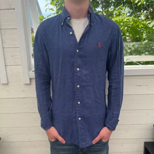 Ralph Lauren linne skjorta  - Säljer jätte fin Ralph Lauren skjorta i 100% linne, väldigt bra skick och modellen är slim fit, bara att skriva vid funderingar och fraktas inom 48h👍