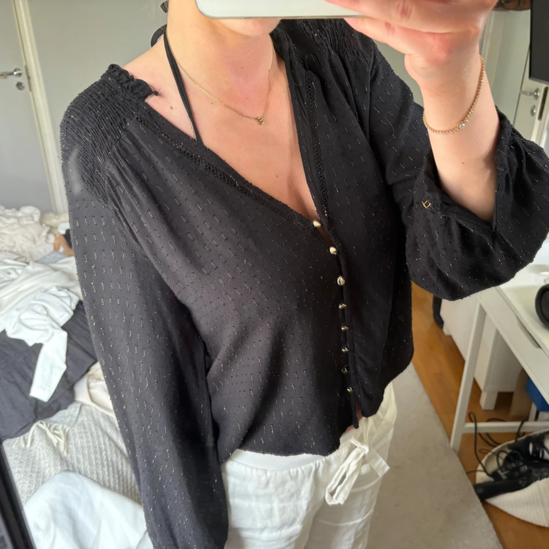 Svart blus med guldiga detaljer och knappar - 1