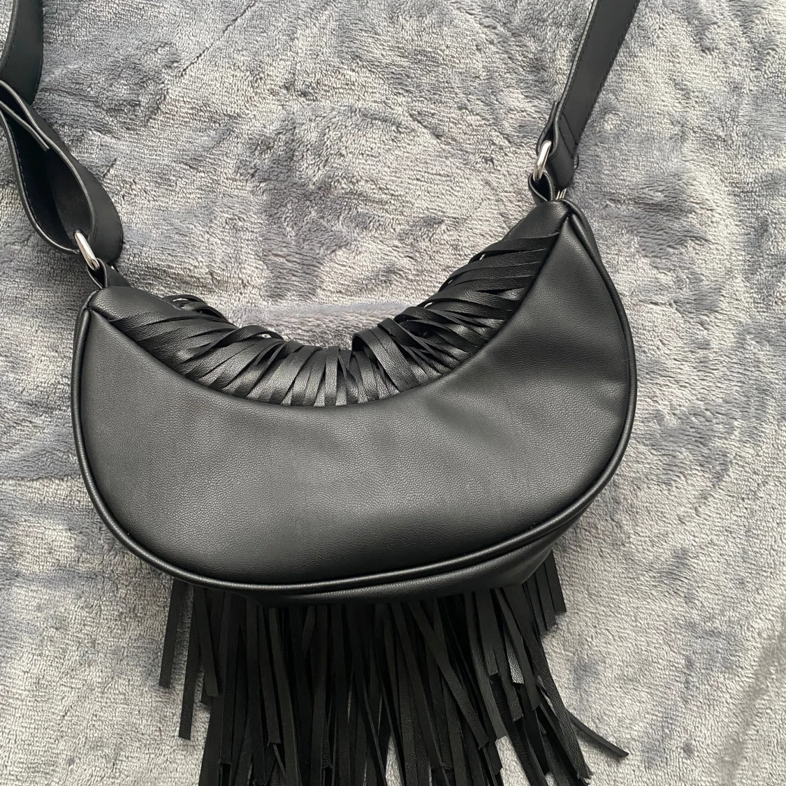 Svart axelväska med fransar från H&M - 1
