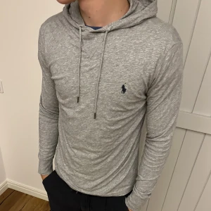 Ralph Lauren Hoodie - En sjukt fet ralph lauren hoodie i väldigt fint skick, perfekt för hösten. Storlek S. Hör av er vid frågor!