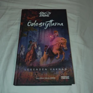 Ödesryttarna: Legenden vaknar - Följ med på ett magiskt äventyr i Jorvik tillsammans med Ödesryttarna! Perfekt för dig som gillar spänning, hästar och vänskap. Boken är inspirerad av det populära spelet Star Stable och bjuder på mystik och action. 295 sidor och denhär är del två och ingen sida är trasig.