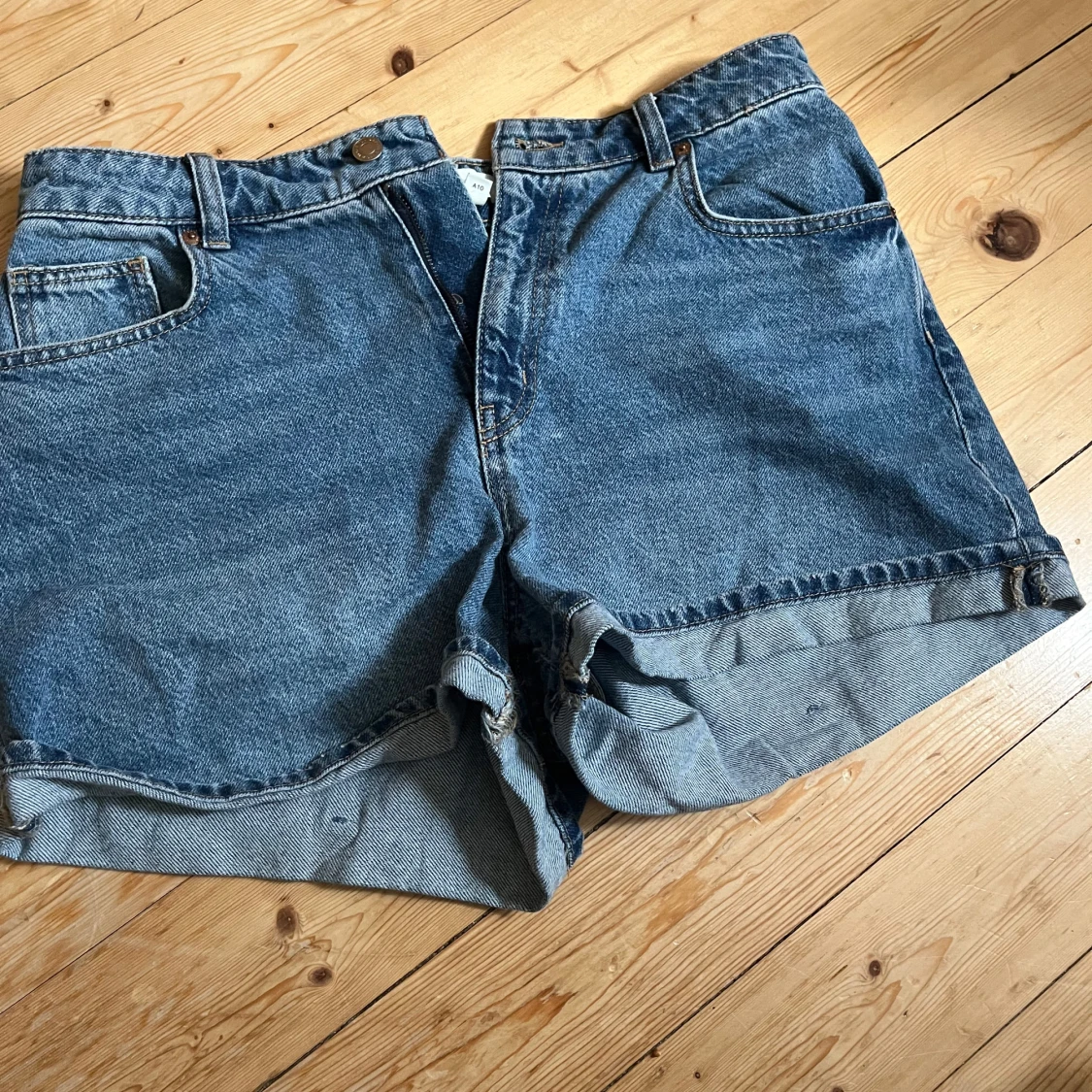 Blå jeansshorts med upprullad kant