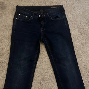 Jeans  - Mörkblå jeans köpta på MNG Jeans och jätte sköna men får inte användning 💕