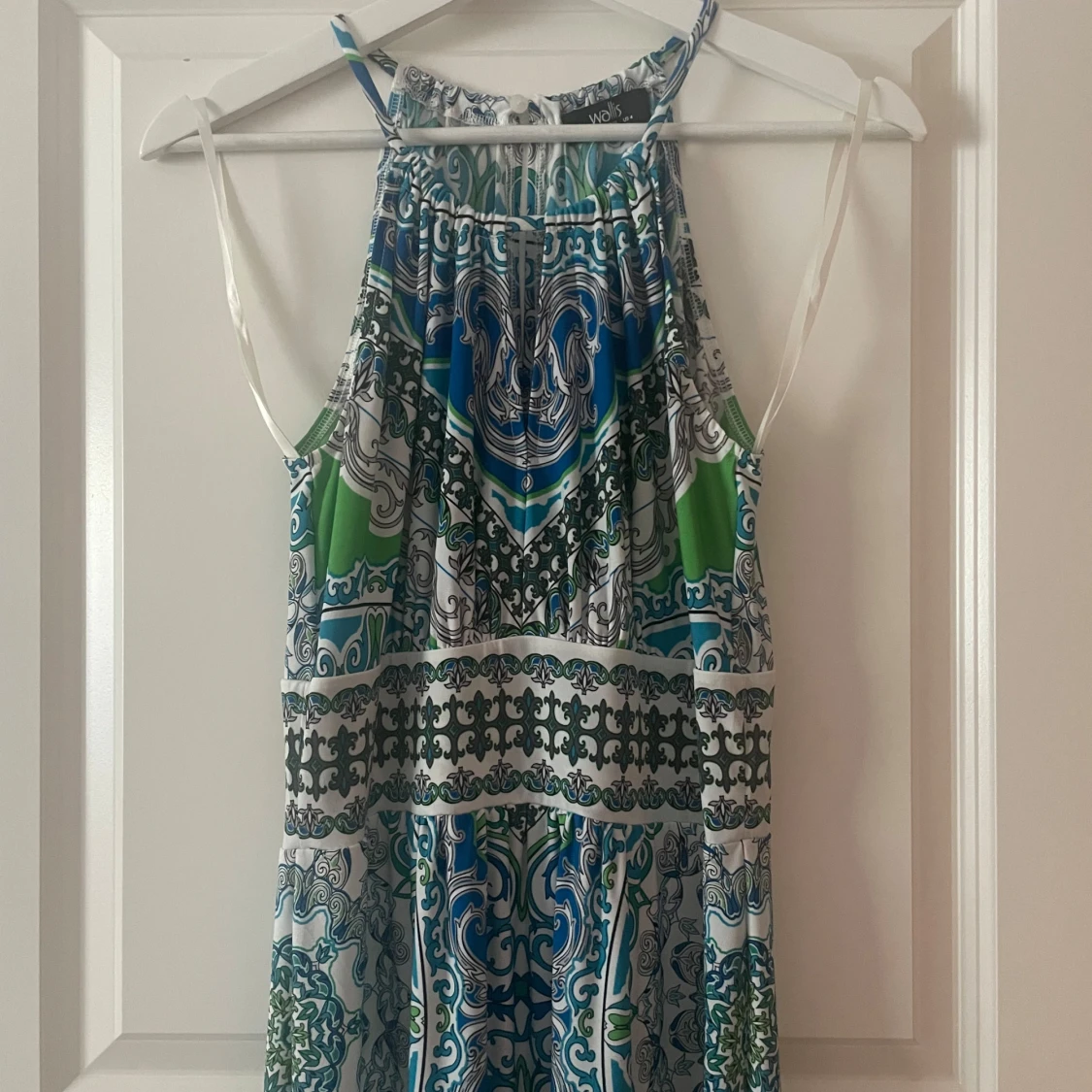 Mönstrad långklänning med halterneck - 1