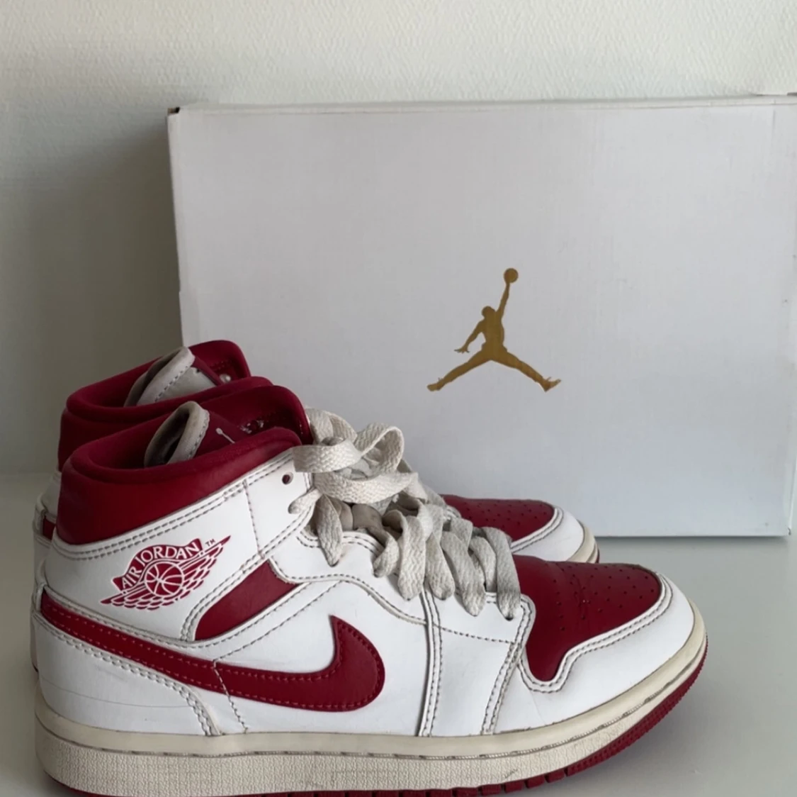 Nike Air Jordan 1 Mid röd och vit