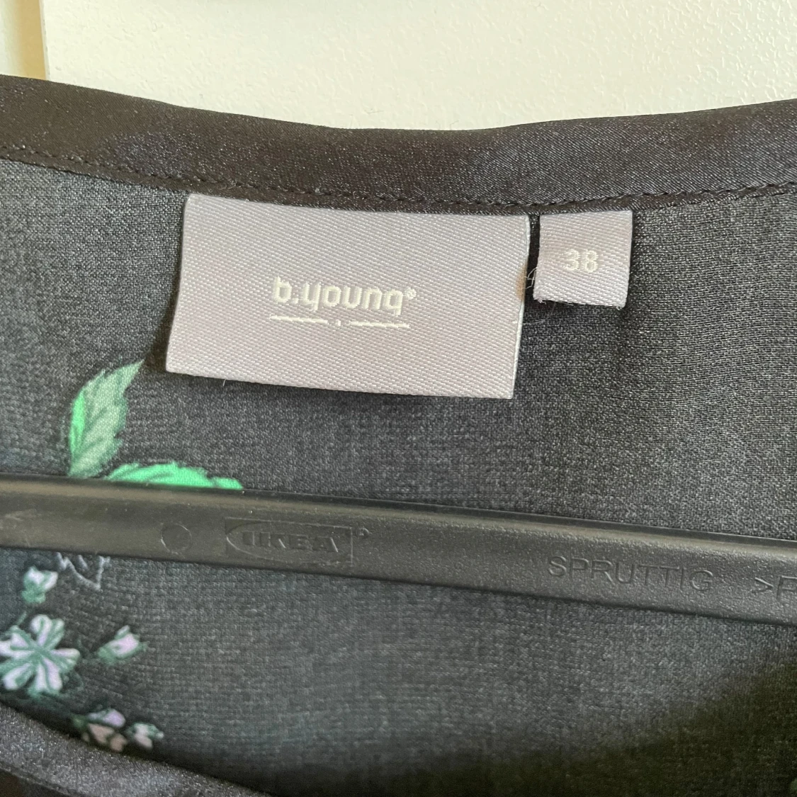 Svart blommig blus från b.young - 1