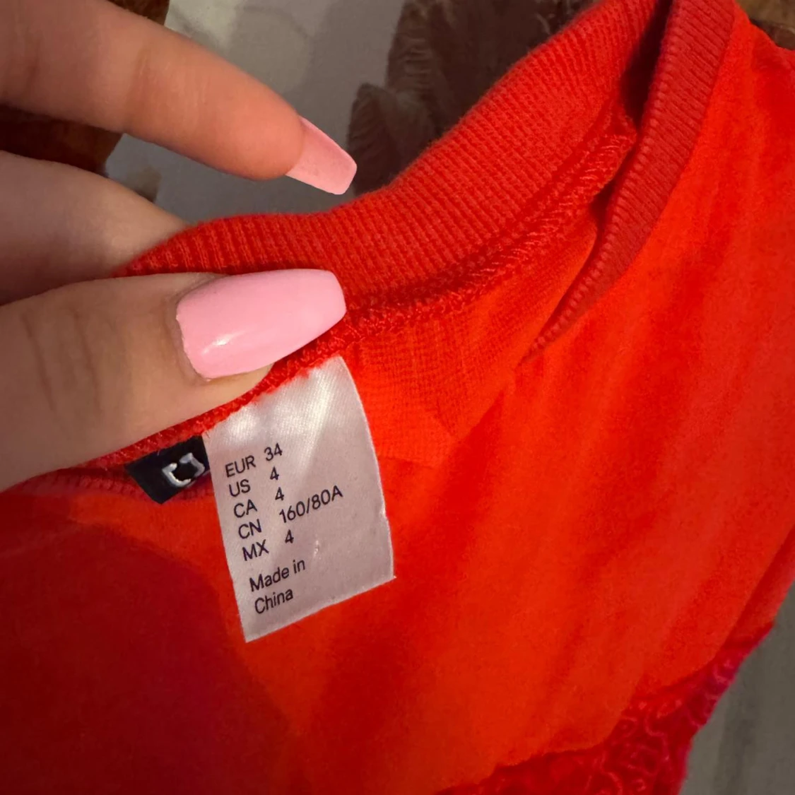 Röd tröja med spetsdetalj, strl 34 - 1